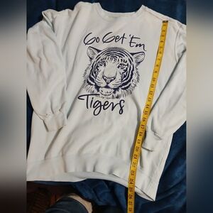 Confort Colors. Sz.M. Men's‎ White Tiger Graphic Sweatshirt